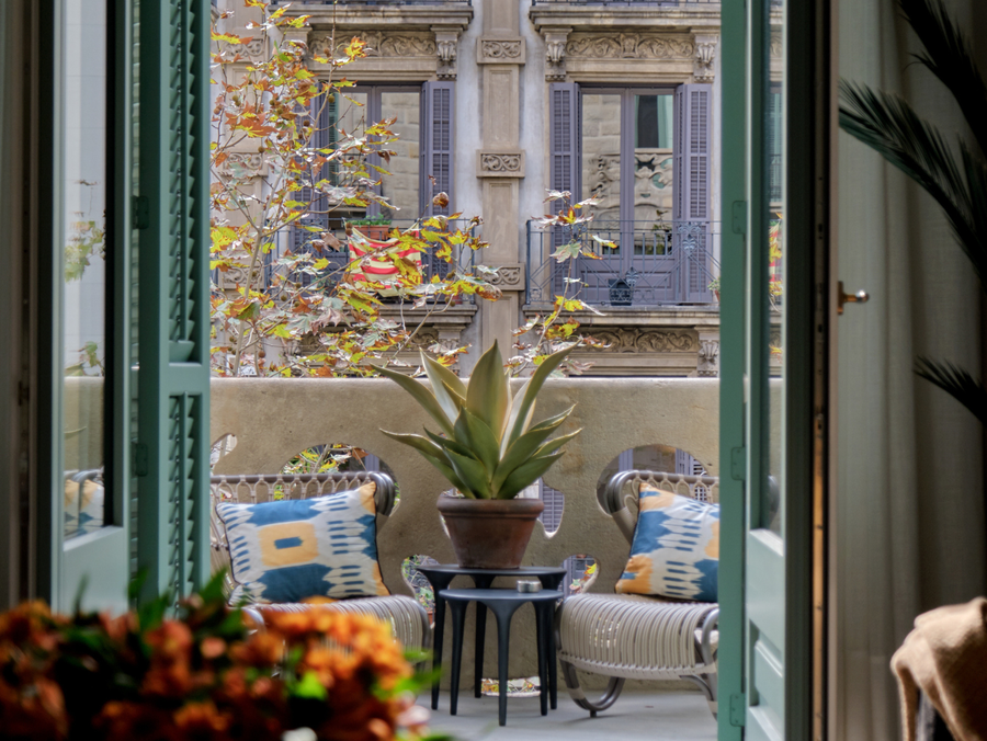 Cómo equipar una terraza pequeña: muebles de exterior con carácter