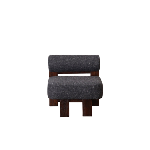 Butaca de madera con tejido oscuro, respaldo y asiento acolchados, patas de madera