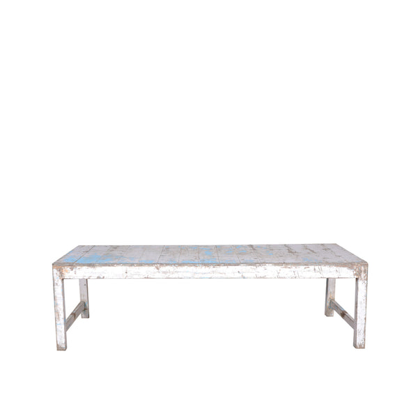 Mesa de centro de madera blanca envejecida, tablero con acabado azul y patas macizas