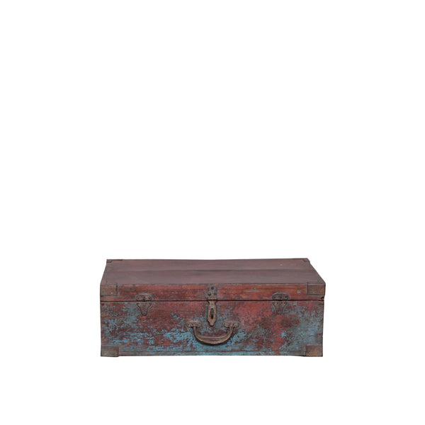 Baúl de madera con asa metálica, acabado envejecido azul y rojo