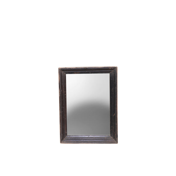 Espejo rectangular de madera con marco oscuro y superficie reflectante