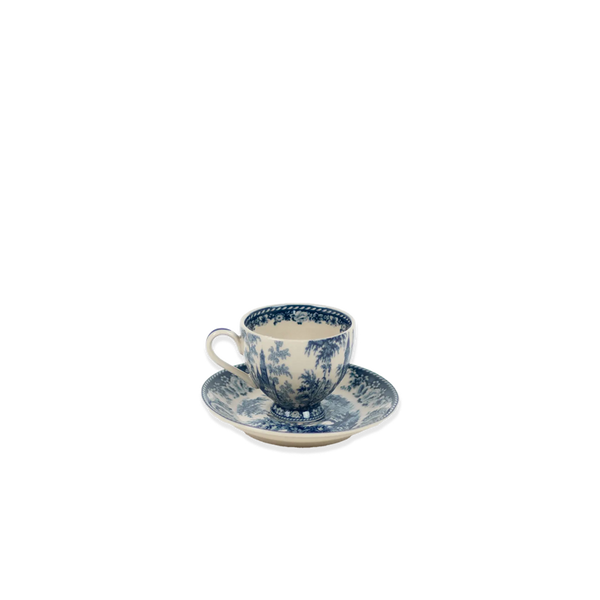 Taza de café azul con plato, diseño botánico