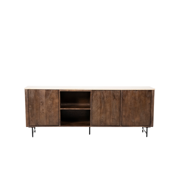 Aparador de madera de mango con 3 puertas y estante central, sobre patas metálicas.