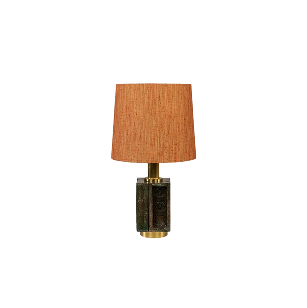 Lámpara de sobremesa Brik verde con pantalla de tela terracota y base dorada