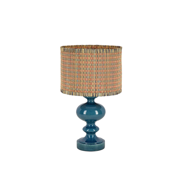 Lámpara azul con pantalla de caña trenzada en beige, azul y rojo