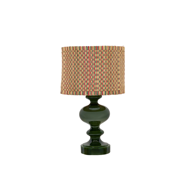 Lámpara de mesa verde con pantalla de caña trenzada a rayas multicolor