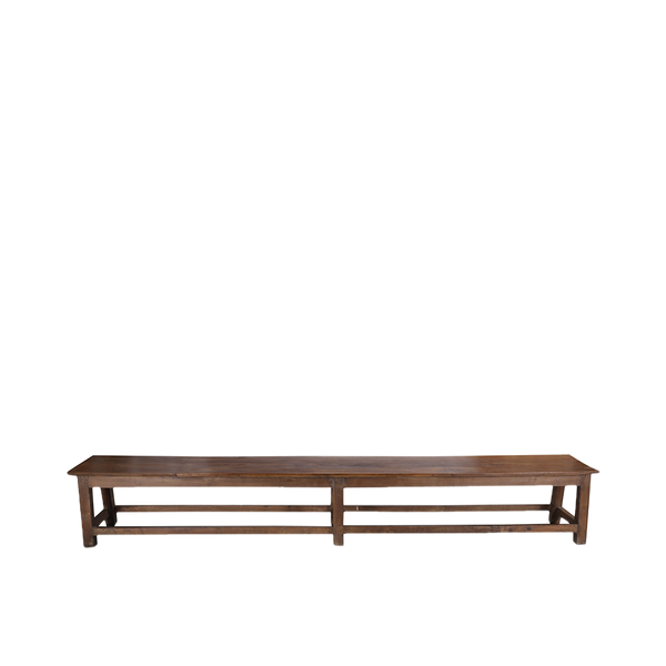 Banco largo de madera con base con listones y patas macizas