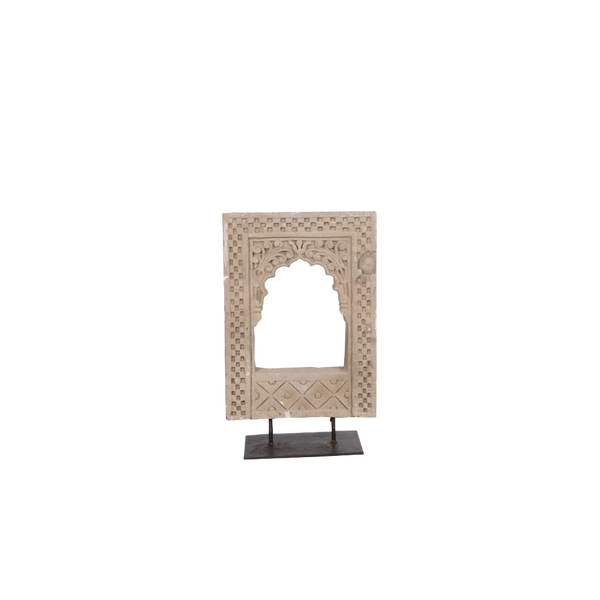 Adorno de piedra tallada con ventana arqueada y base sobre soporte