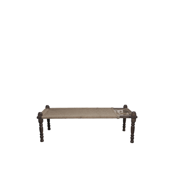 Cama india beige con base textil tejida y patas de madera oscura torneadas