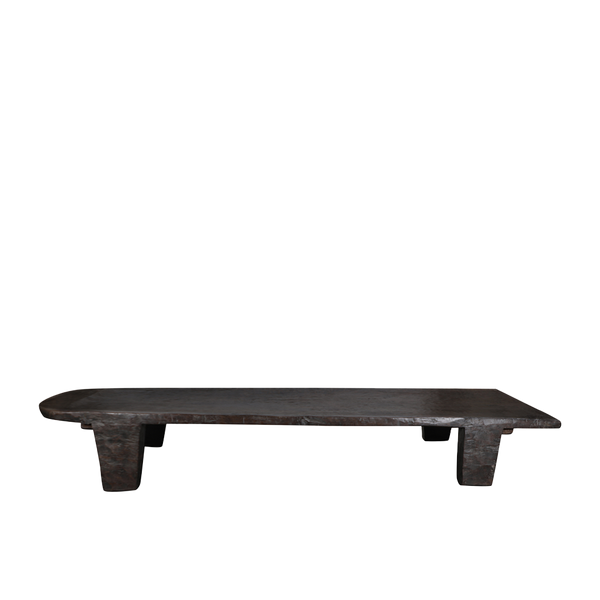 Mesa de centro de madera oscura con tablero rectangular y patas robustas en bloque