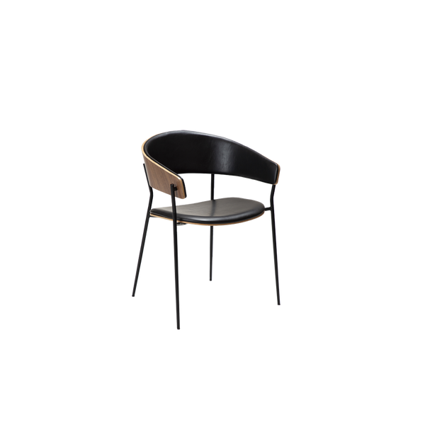 Silla con respaldo y asiento de piel negra y patas metálicas.