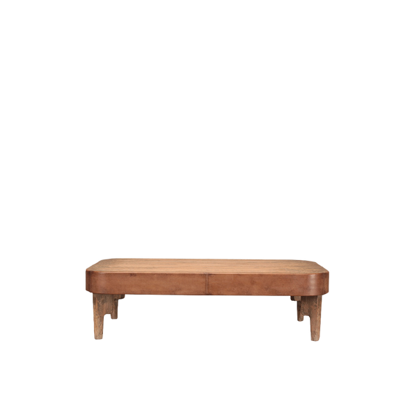 Mesa de centro de madera con bordes redondeados y patas de madera.