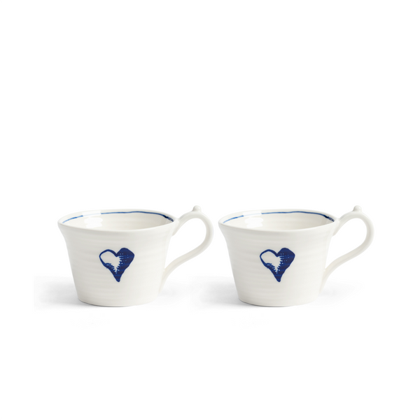Set de 2 tazas Anouk de cerámica blanca con borde azul y corazón azul.