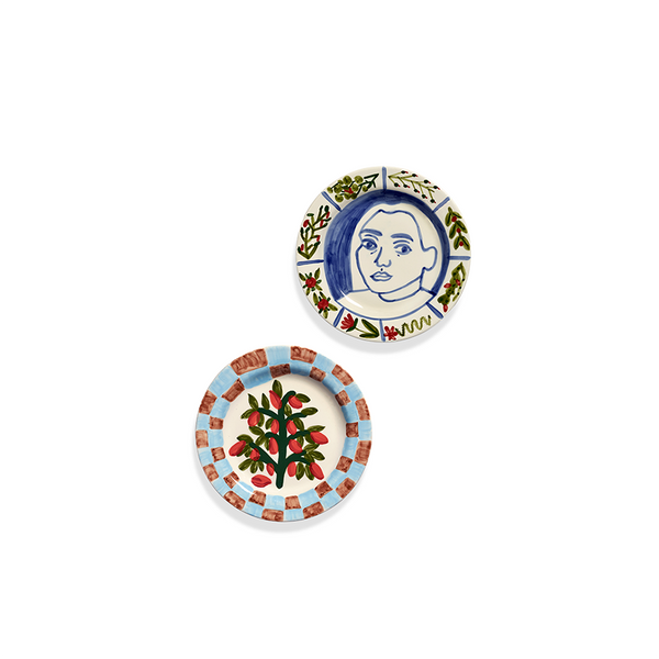 Set de 2 platos llanos Inti Munay: retrato azul y árbol con frutos rojos.