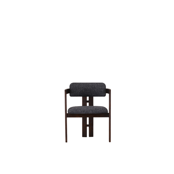 Silla tapizada con brazos y respaldo alto, estructura de madera oscura, asiento gris oscuro