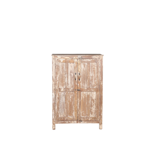 Armario de teca con dos puertas y tiradores metálicos, acabado envejecido.