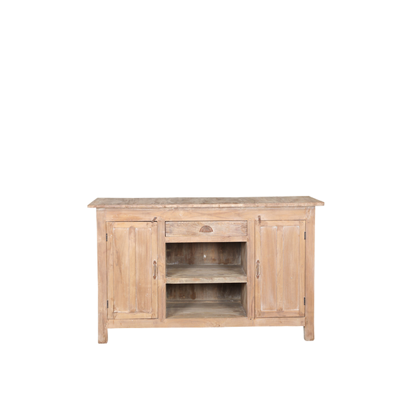 Aparador de madera con puertas dobles y estantes interiores, con cajón central.