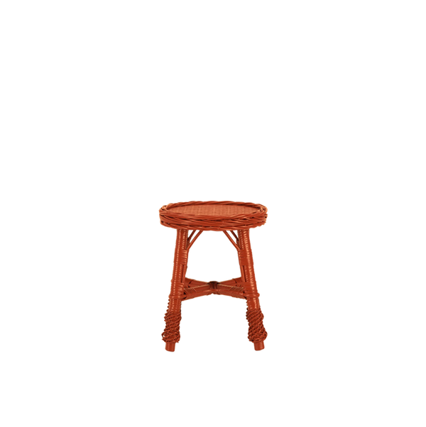Taburete de mimbre terracota con asiento redondo tejido y patas de listones