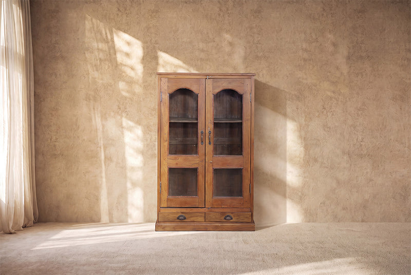 Vitrina de madera estilo artesanal con dos puertas y paneles con forma arqueada