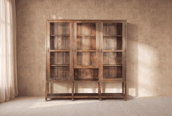 Vitrina expositora de madera natural Indian Treasures con 3 puertas de vidrio y estantes
