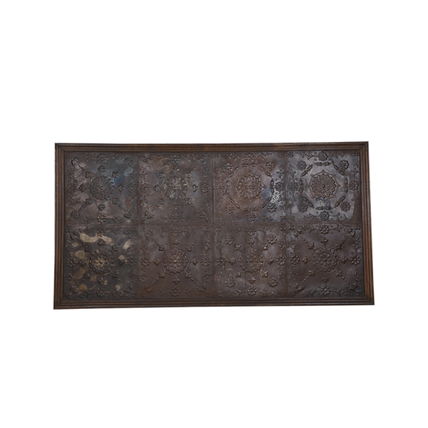Panel mural de hierro artesanal con relieve floral y marco, bronce oscuro