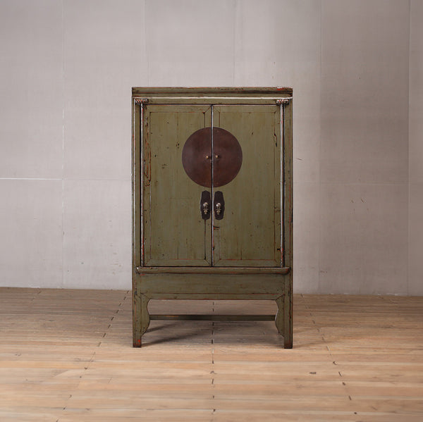 Armario antiguo verde con puertas de madera y tiradores metálicos, frontal