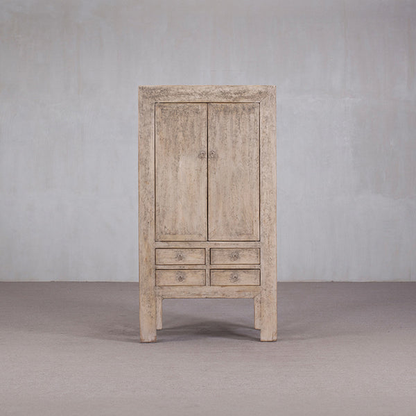 Armario antiguo de madera de olmo con dos puertas y cajones inferiores, estilo chino