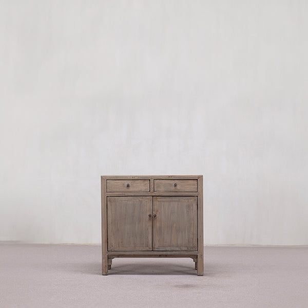 Aparador antiguo pequeño de madera, dos cajones y dos puertas con tiradores