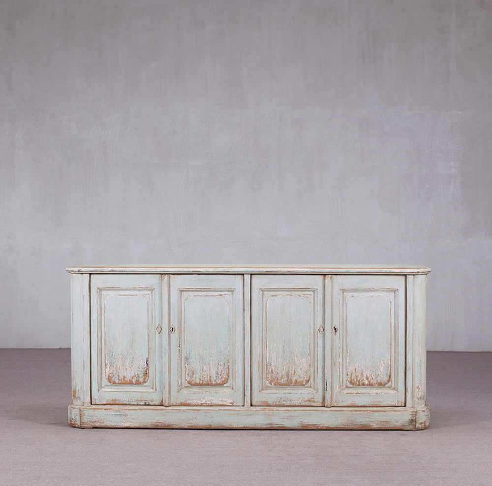 Aparador de madera con cuatro puertas, acabado blanco envejecido
