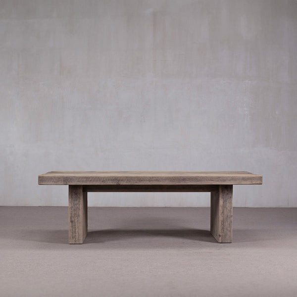 Mesa de comedor rectangular de madera maciza gris con patas macizas