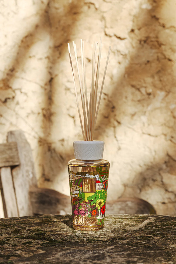 Difusor de aroma con frasco transparente estampado y varillas de madera, tapa blanca