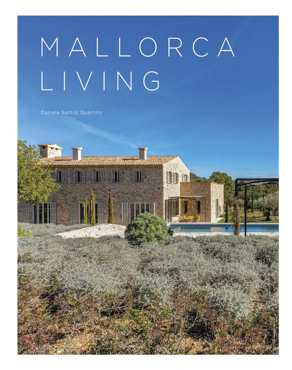 Libro Mallorca Living con portada azul y foto de casa de campo de piedra