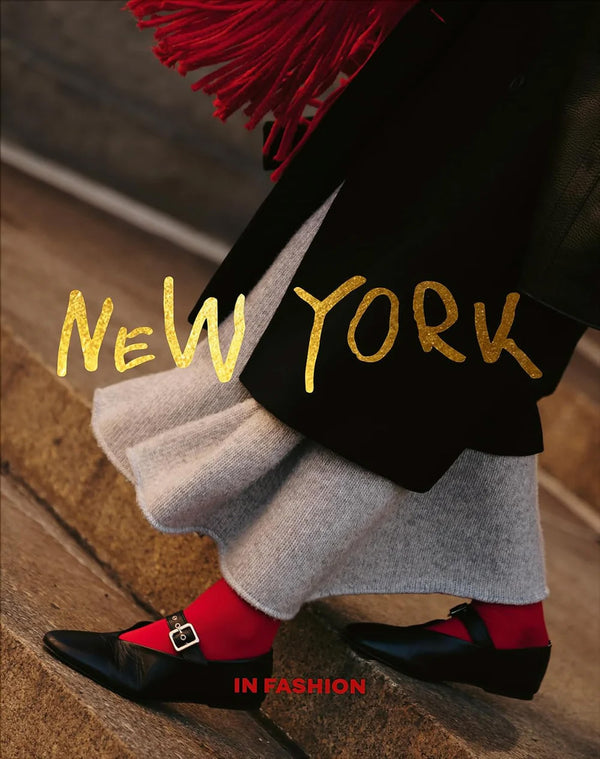 Calcetines grises y zapatos negros con detalles rojos, con texto dorado "New York".
