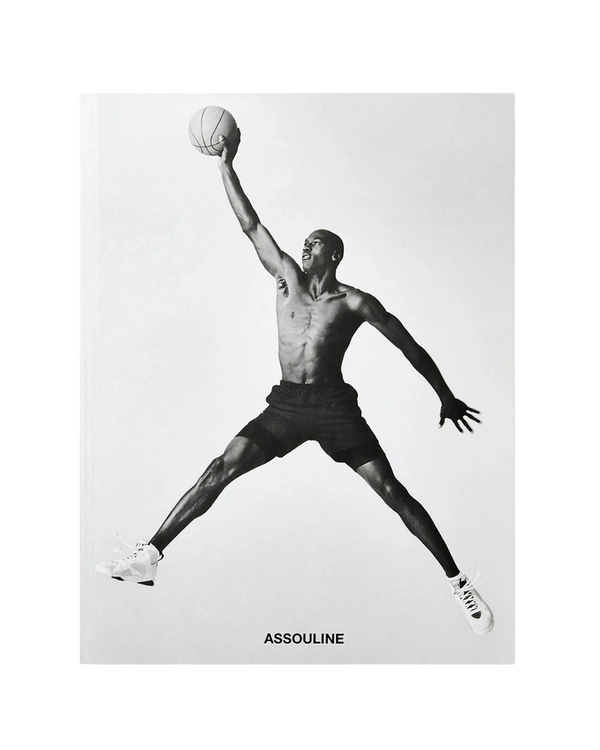 Libro Air Jordan (Classic) de Assouline, portada con jugador y balón