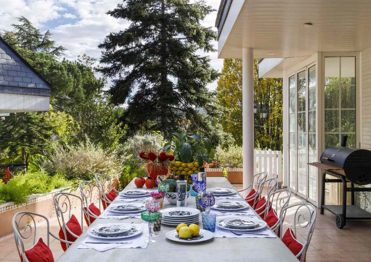 Mesa decorada con lujo en exterior