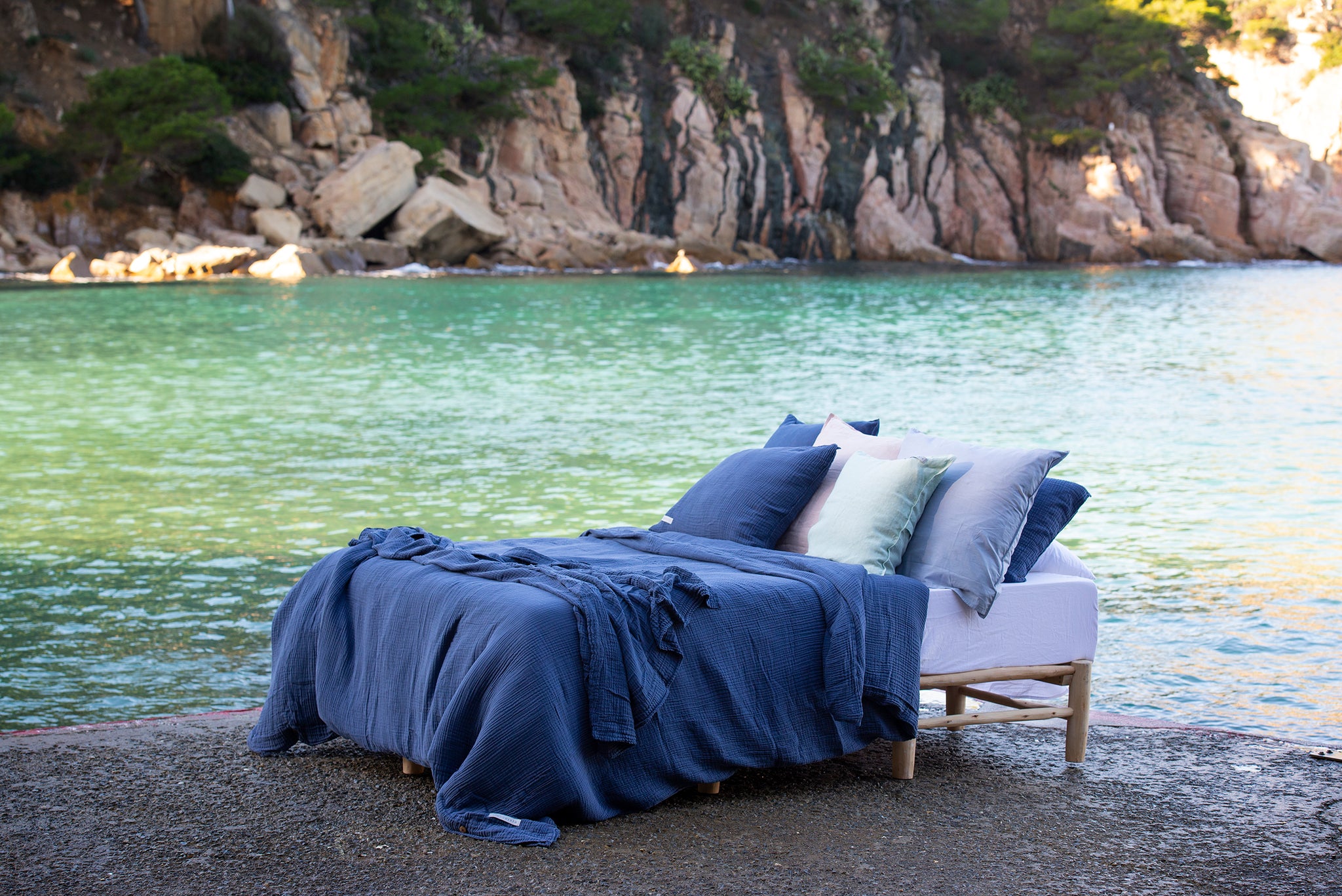 Cama con textiles ecofriendly a orillas de la playa