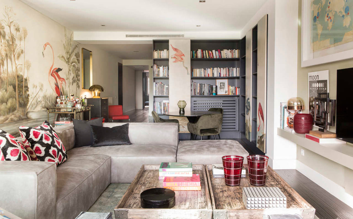 Un piso cosmopolita en Barcelona: arte, madera oscura y luz