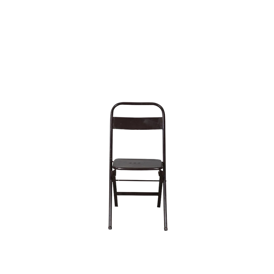 Silla plegable de hierro con asiento oscuro y estructura metálica oscura.