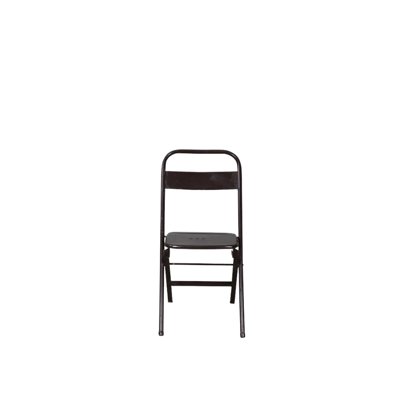 Silla plegable de hierro con asiento oscuro y estructura metálica oscura.