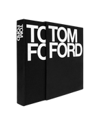 Caja negra Tom Ford con logotipo grande blanco en ángulo