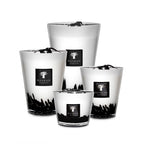 Juego de velas en vasos blancos con diseño negro y etiqueta Baobab Collection