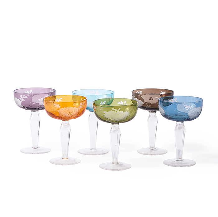 Copa de champagne violeta con diseño floral blanco en relieve, con pie de vidrio