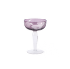Copa de champagne violeta con decoración floral blanca en relieve y base de vidrio