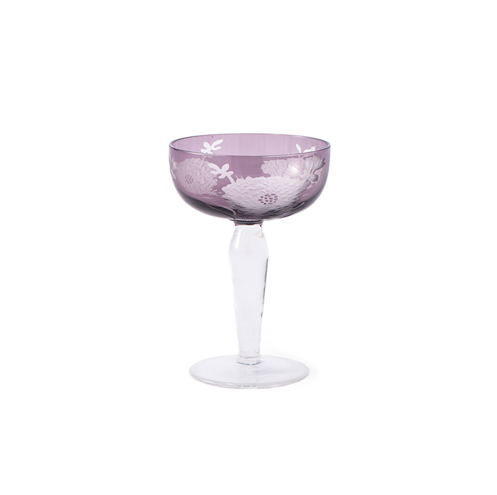 Copa de champagne violeta con decoración floral blanca en relieve y base de vidrio