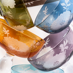 Copas de champagne multicolor con decoración floral blanca en relieve, vista superior