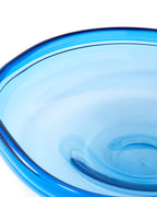 Primer plano de la fuente azul, borde curvo y superficie transparente