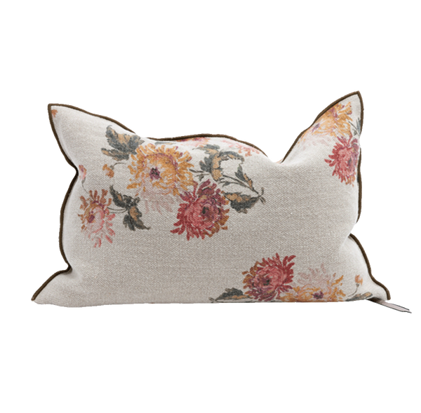 Cojín de lino beige con estampado floral y ribete oscuro, con funda anudada