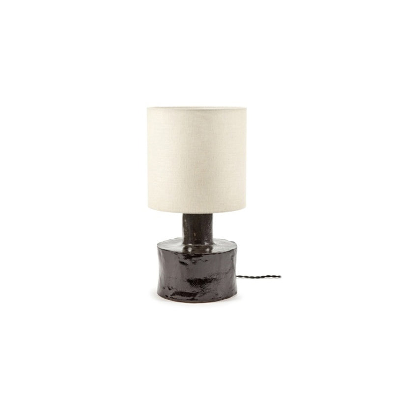 Lámpara de sobremesa con pantalla beige y base metálica oscura brillante con cable