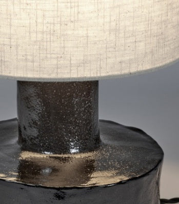 Base metálica oscura brillante de la lámpara, con textura y borde