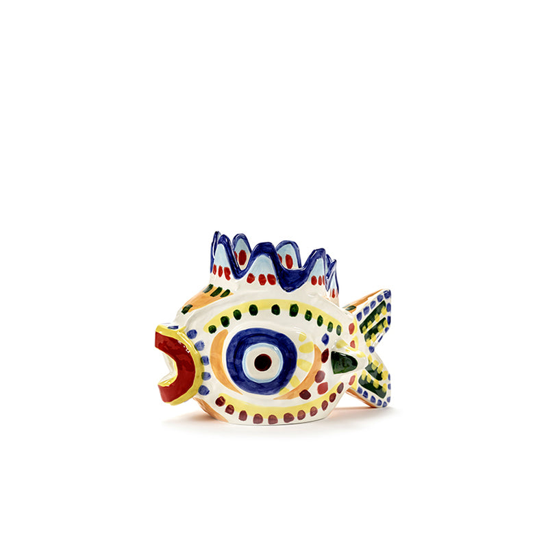 Jarrón de cerámica con forma de pez, ojo azul y detalles pintados multicolor.